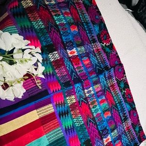 Hermoso güipil tejido a mano.